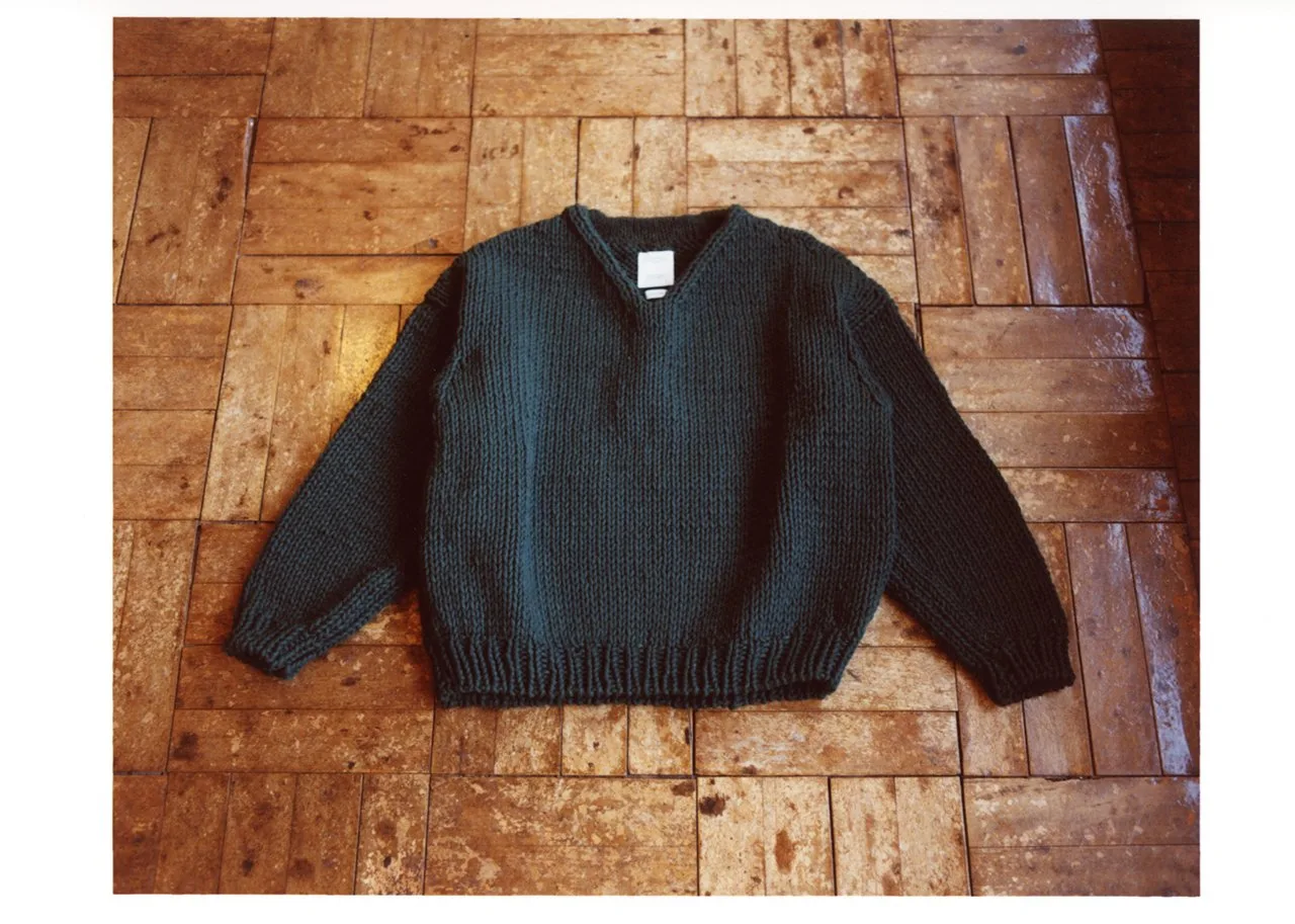 AMPLUS V-NECK HAND-KNIT source image